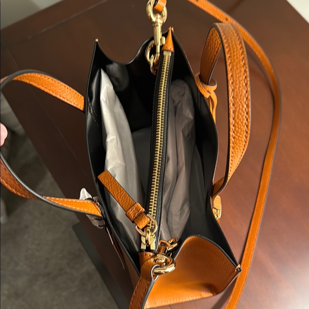 NWOT Marc Jacobs Brown Leather Tote with Gold Hardware - Picture 2 of 4